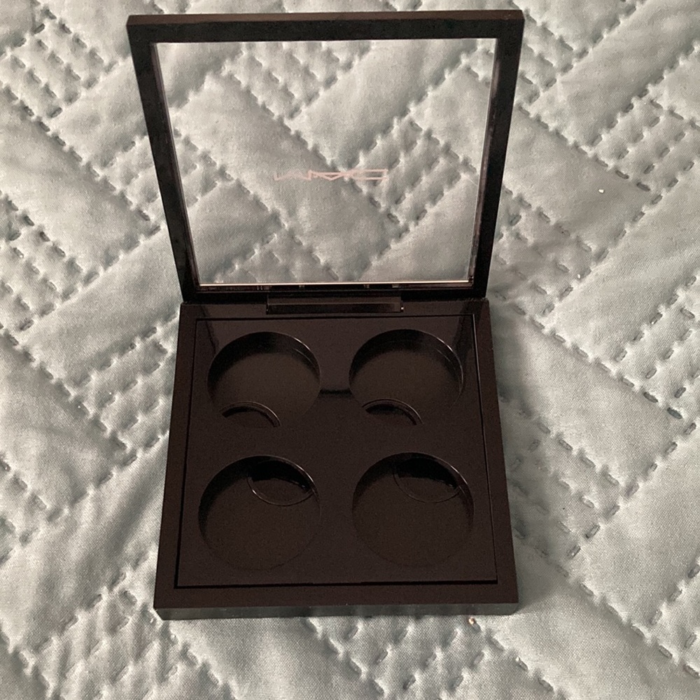 Mac Pro Colour x 4 Make Up compact - Picture 3 of 6